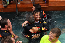 El ganador de la carrera Daniel Ricciardo, Red Bull Racing celebra con el equipo en la piscina Red Bull Racing Energy Station