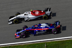 Charles Leclerc, Sauber C37 and Brendon Hartley, Scuderia Toro Rosso STR13
