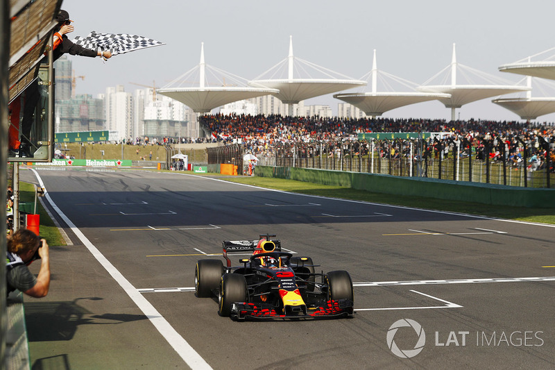 Daniel Ricciardo, Red Bull Racing RB14 Tag Heuer se lleva la victoria