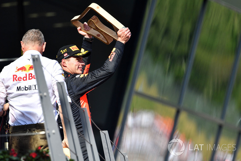 Winnaar Max Verstappen, Red Bull Racing met zijn trofee