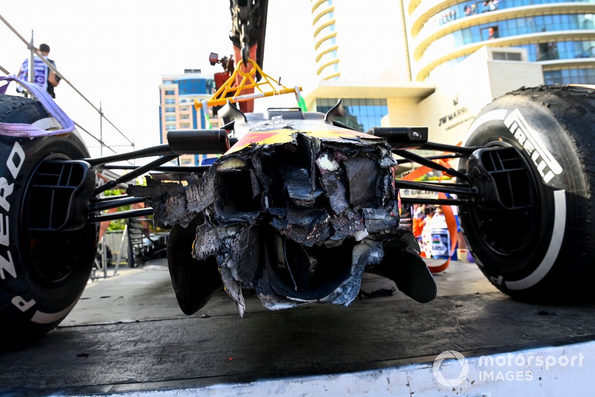 Los daños en el coche de Max Verstappen, Red Bull Racing RB16B