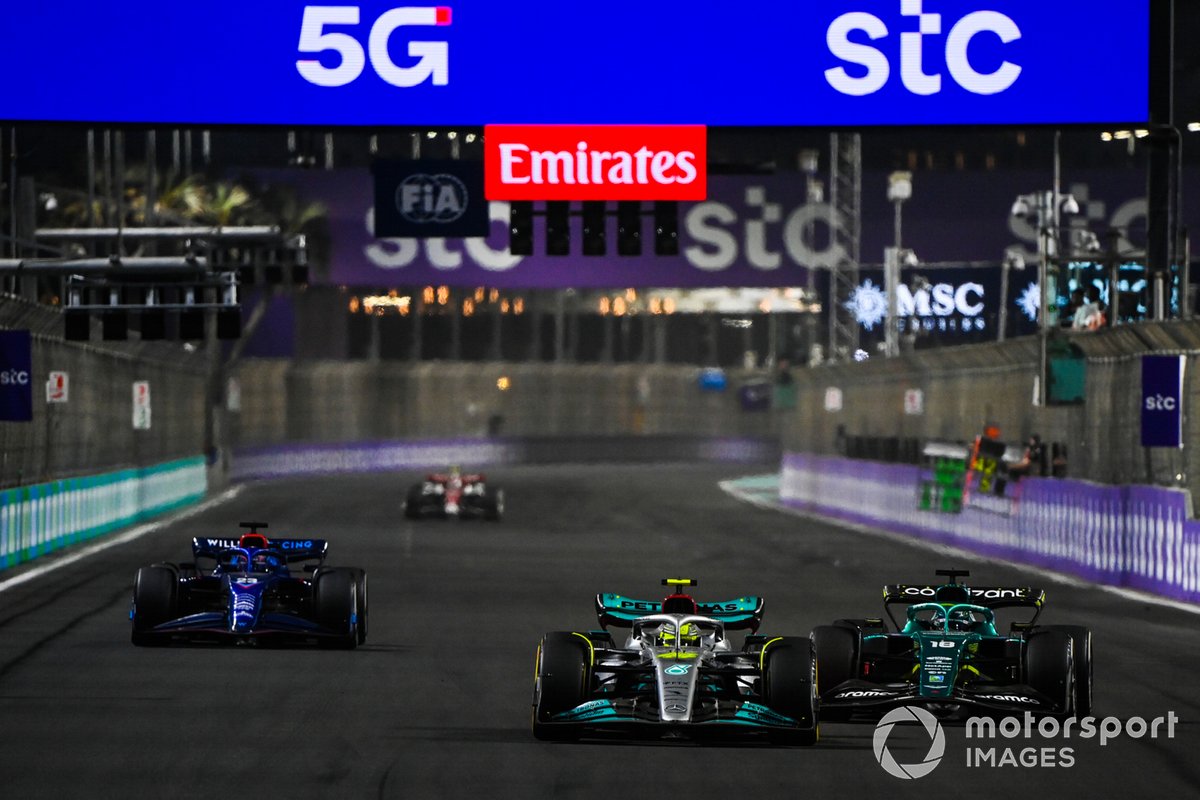 Lewis Hamilton, Mercedes W13, Lance Stroll, Aston Martin AMR22, Alex Albon, Williams FW44