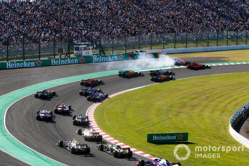 Max Verstappen, Red Bull Racing RB15 en tête-à-queue après un contact avec Charles Leclerc, Ferrari SF90