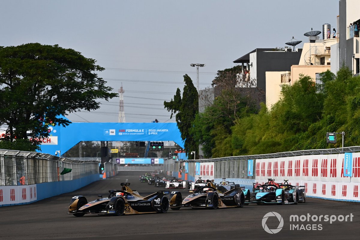 Aksi para pembalap Formula E dalam Jakarta E-Prix yang berlangsung di Jakarta International E-Prix Circuit, Ancol, Jakarta Utara pada 4 Juni 2022