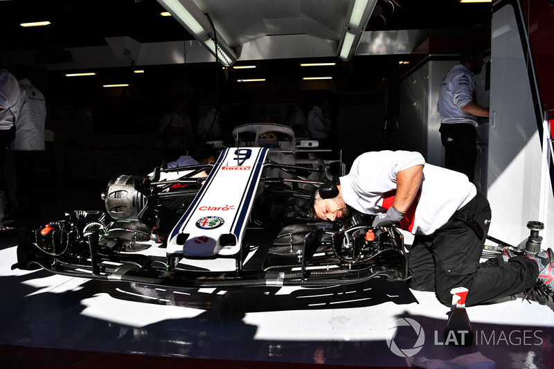 Des mécaniciens travaillent sur l'Alfa Romeo Sauber C37