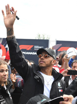 Lewis Hamilton, Mercedes-AMG F1, con i tifosi