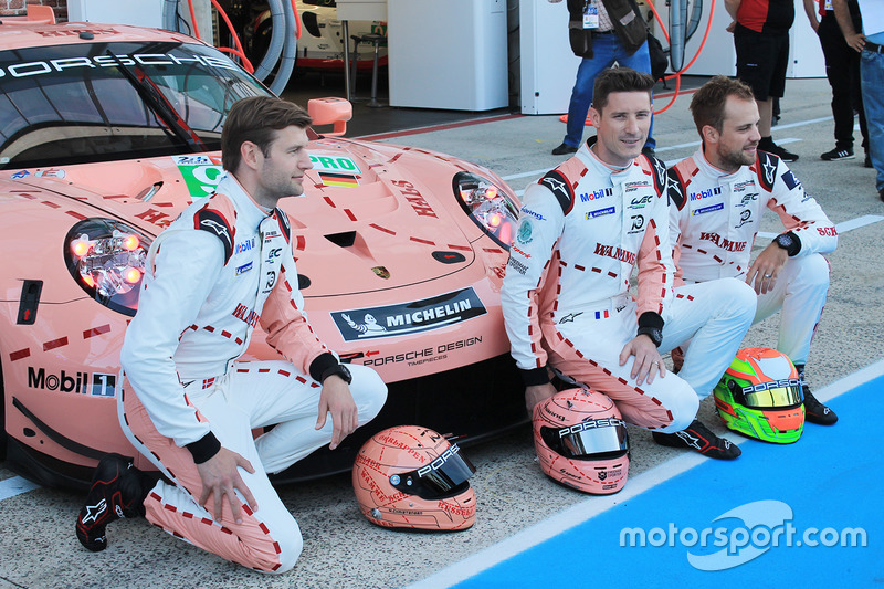 Машини #92 Porsche GT Team Porsche 911 RSR та #91 Porsche GT Team Porsche 911 RSR у спеціальній лівреї