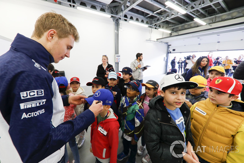 Sergey Sirotkin, Williams Racing, firma autógrafos para niños