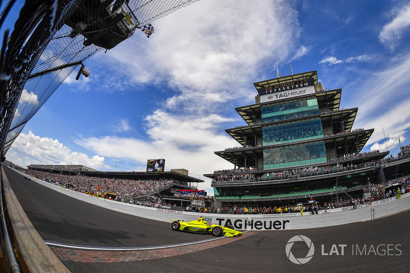 Simon Pagenaud, Team Penske Chevrolet, taglia il traguardo sotto la bandiera a scacchi