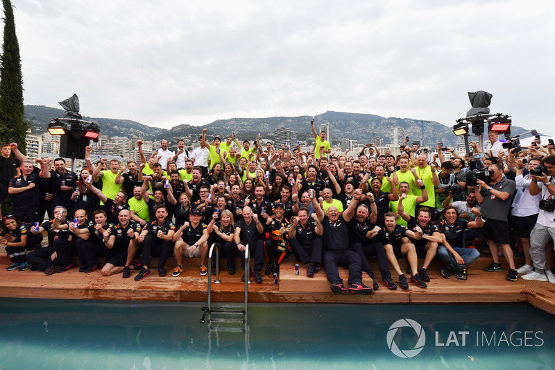 Yarış galibi Daniel Ricciardo, Red Bull Racing, Red Bull Energy Station havuzuna atlıyor