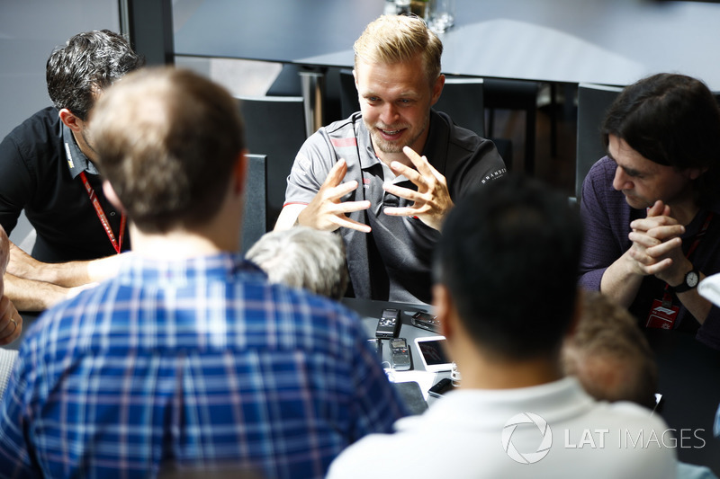 Kevin Magnussen, Haas F1 Team, viene intervistato dai media