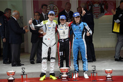 Podium: tweede Ferdinand Habsburg, Fortec Motorsports; Winnaar Sacha Fenestraz, Tech 1 Racing; derde