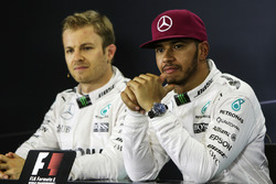 Ніко Росберг, Mercedes AMG F1 та Льюїс Хемілтон, Mercedes AMG F1 на прес-конференції FIA після квалі