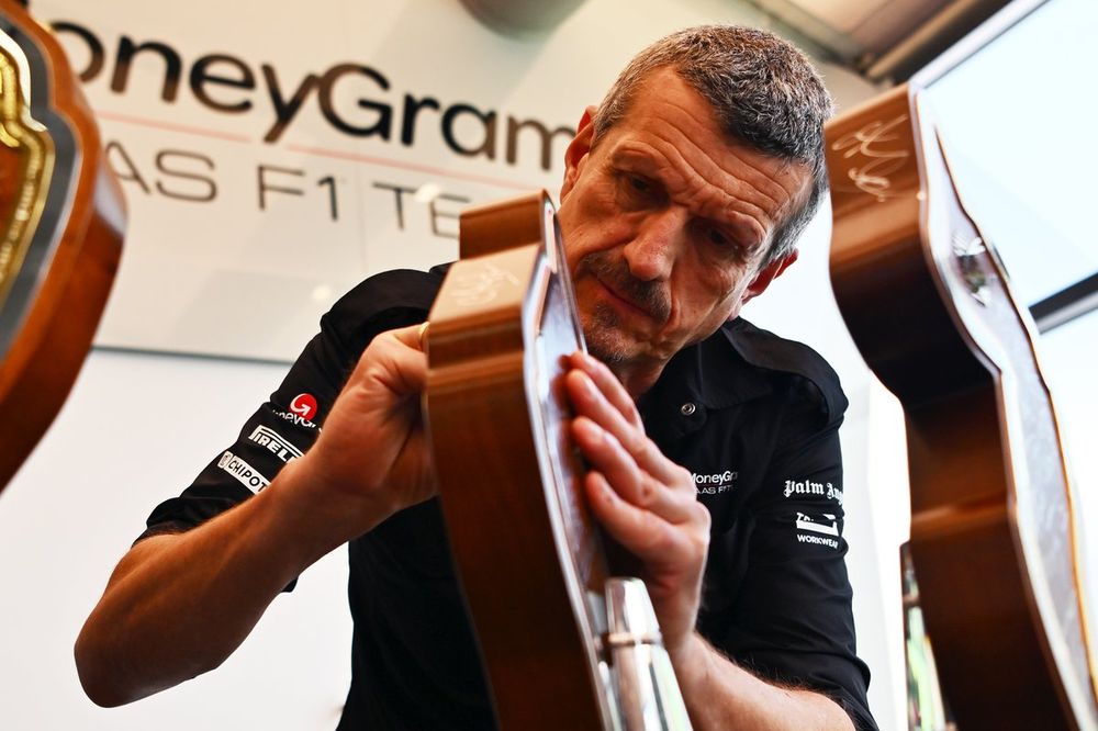 Guenther Steiner, jefe de Haas F1, firma trofeos para caridad en Imola.