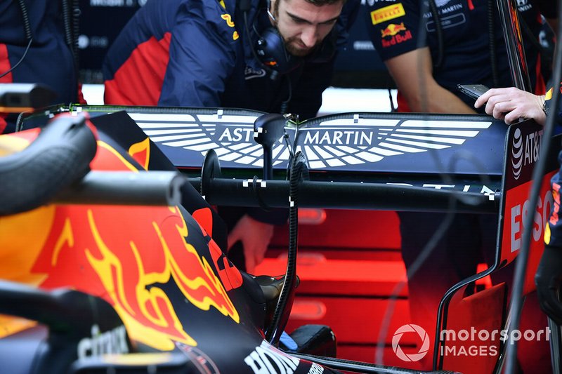Meccanici lavorano sulla Red Bull Racing RB16 dotata della nuova ala posteriore a cucchiaio in uso da ieri