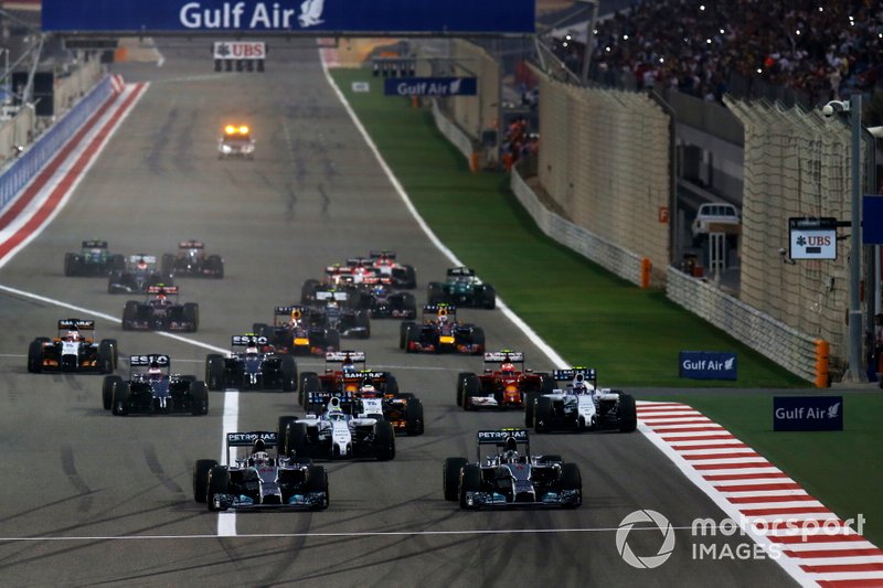 Nico Rosberg, Mercedes W05, and Lewis Hamilton, Льюіс Хемілтон, Ніко Росберг, Mercedes W05 W05, lead the field