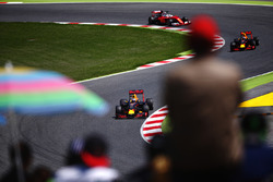 Даніель Ріккардо, Red Bull Racing попереду Макса Ферстаппена, Red Bull Racing та Себастьян Феттель,