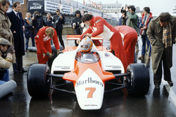 John Watson, McLaren MP4/1-Cosworth met Ron Dennis in de pitlane