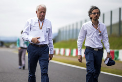 Laurent Mekies, FIA Güvenlik Direktörü ve Charlie Whiting, FIA Delegesi, pist yürüyüşünde