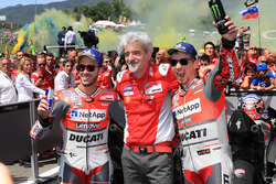 Il secondo classificato Andrea Dovizioso, Ducati Team, Gigi Dall'Igna, Team General Manager Ducati, il vincitore della gara Jorge Lorenzo, Ducati Team