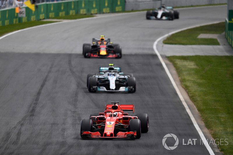 Sebastian Vettel, Ferrari SF71H precede Valtteri Bottas, Mercedes-AMG F1 W09