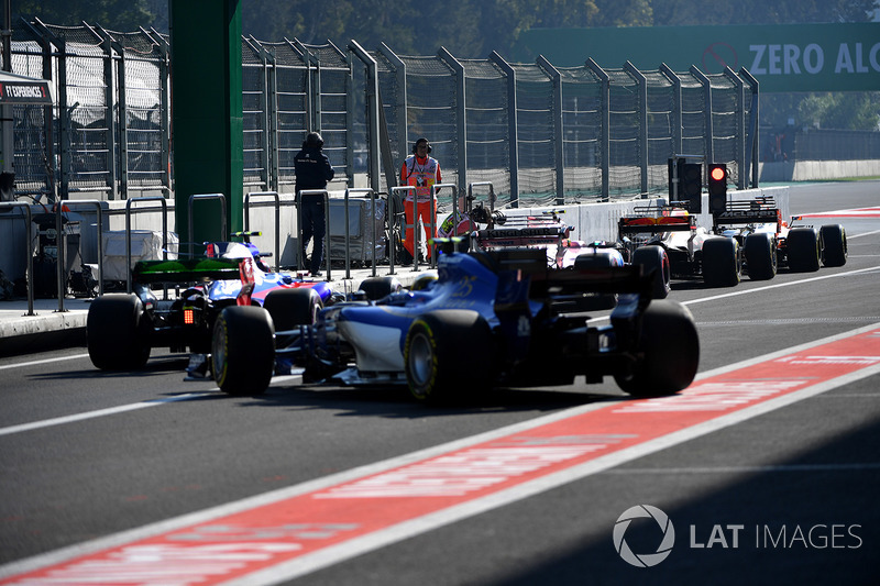 Línea de coches en el pitlane