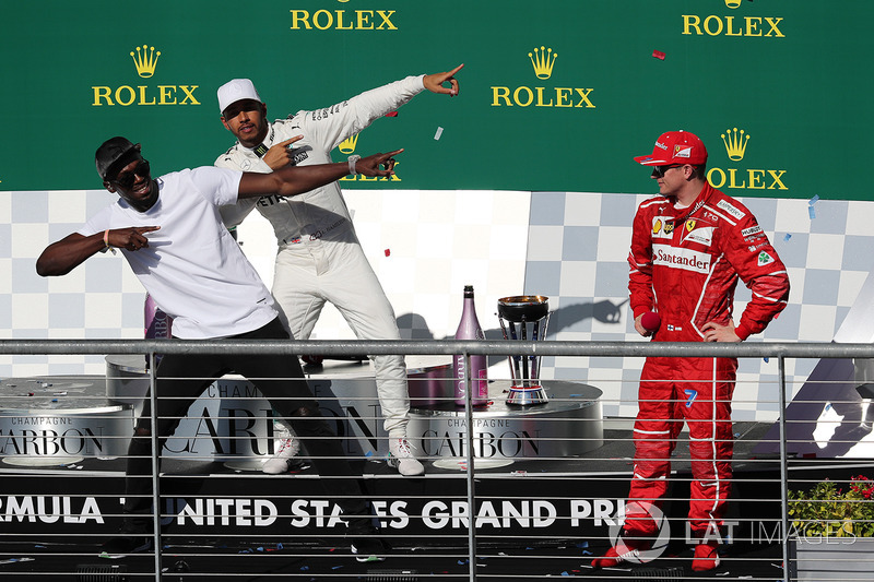Podio: ganador de la carrera Lewis Hamilton, Mercedes AMG F1 con Usain Bolt, y tercer lugar Kimi Raikkonen, Ferrari