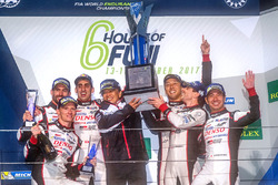 Podium: racewinnaars Anthony Davidson, Sébastien Buemi, Kazuki Nakajima, Toyota Gazoo Racing
