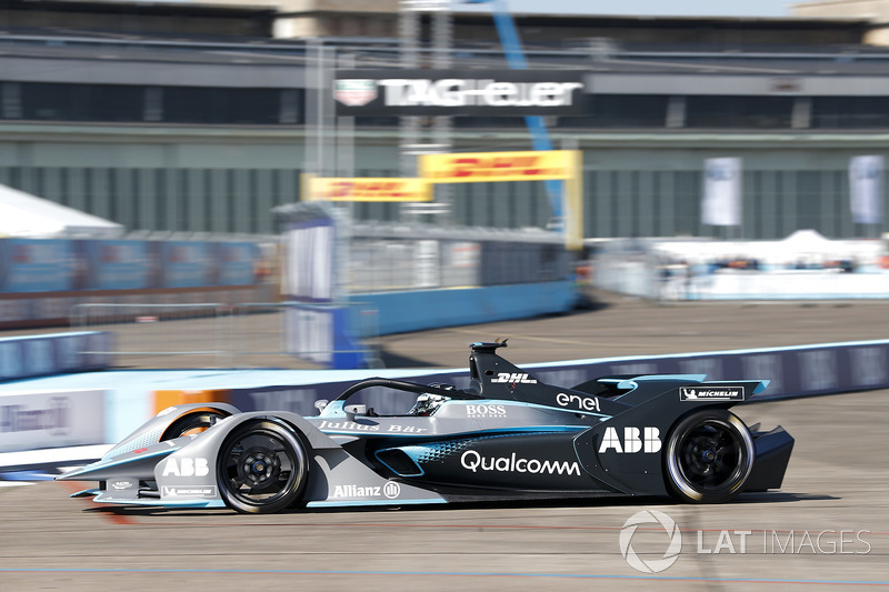 Aksi mobil baru Formula E saat melibas Sirkuit Templehof