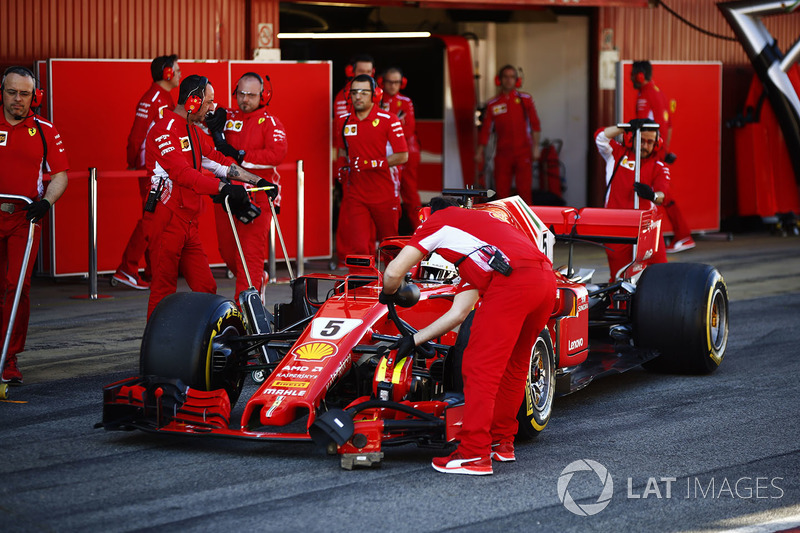 Sebastian Vettel, Ferrari, fermo fuori dal suo box
