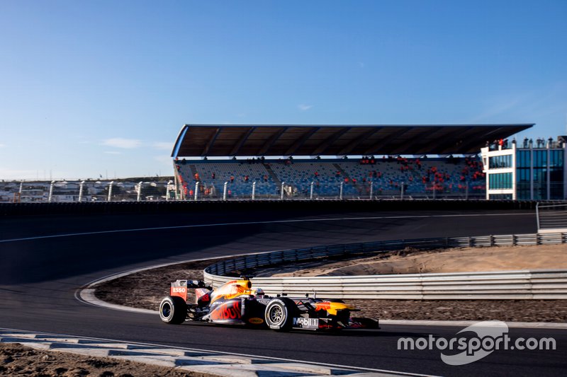 Max Verstappen, RB8, in the Hugenholtz corner