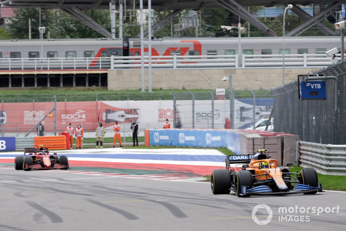 Lando Norris, McLaren MCL35M, Carlos Sainz Jr., Ferrari SF21
