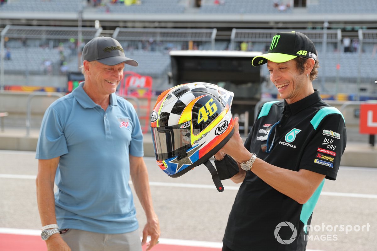 Kevin Schwantz memberikan helm sebagai kenang-kenangan kepada Valentino Rossi, Petronas Yamaha SRT, salah satu pembalap MotoGP yang mengidolakannya.