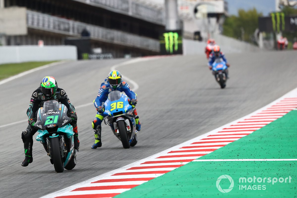 Pembalap Tim Petronas Yamaha SRT, Franco Morbidelli, dan rider Suzuki Ecstar, Joan Mir, terlibat duel dalam MotoGP Catalunya 2020.