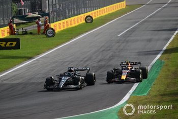 Russell: Me sorprendió lo que tardó Checo Pérez para adelantarme
