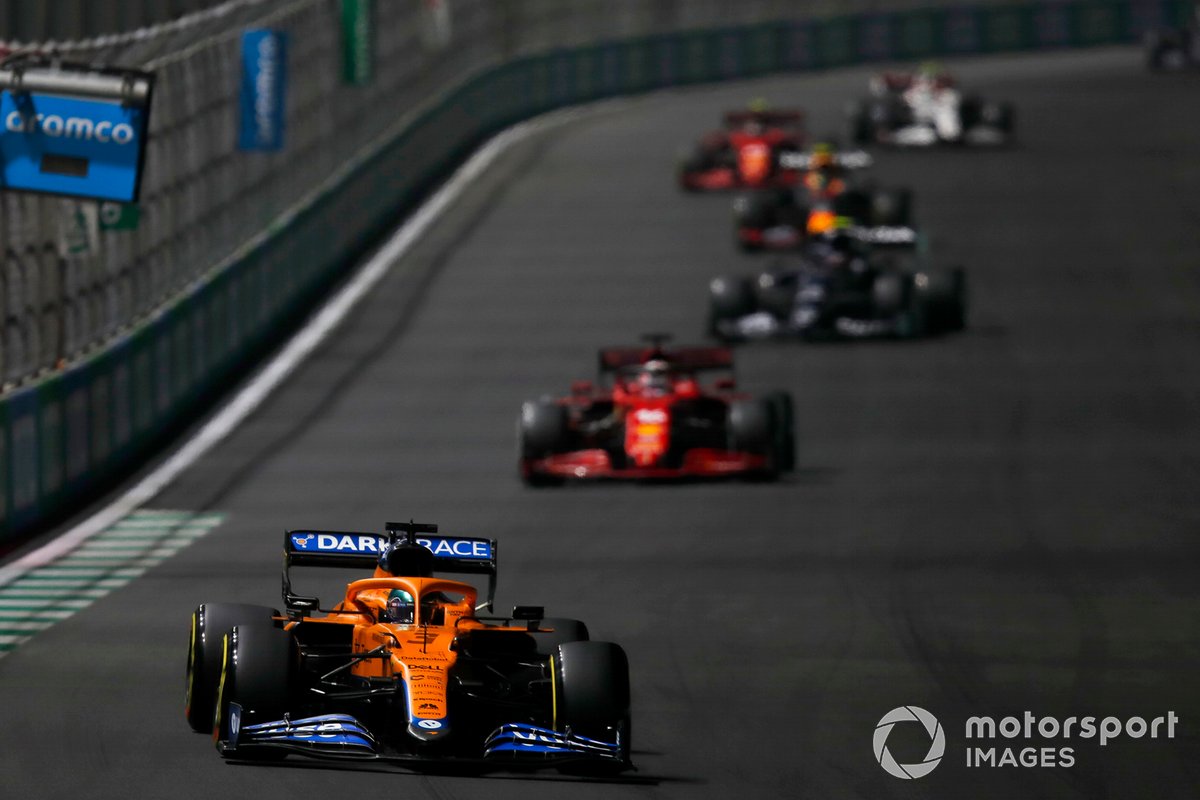 Daniel Ricciardo, McLaren MCL35M, Charles Leclerc, Ferrari SF21