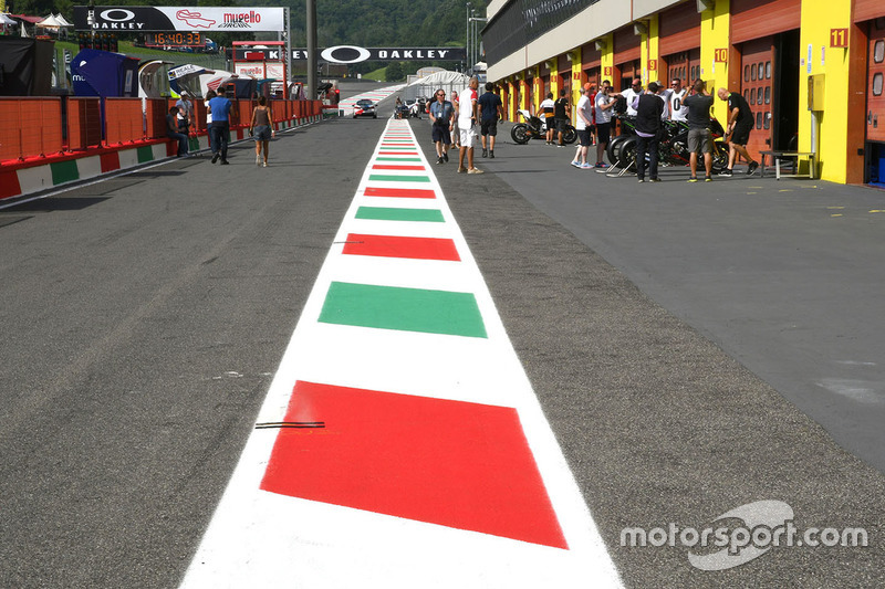 Pitlane atmosphere