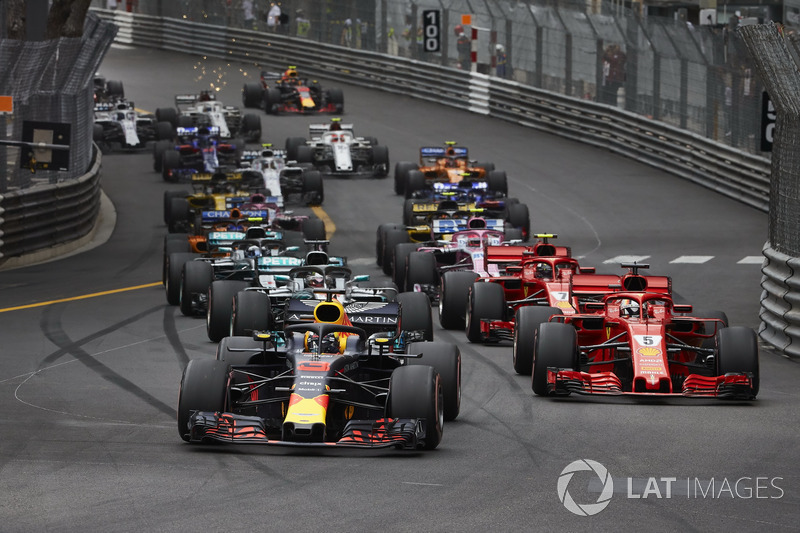 Daniel Ricciardo, Red Bull Racing RB14, leads Sebastian Vettel, Ferrari SF71H, Lewis Hamilton, Mercedes AMG F1 W09, Kimi Raikkonen, Ferrari SF71H, at the start of the race