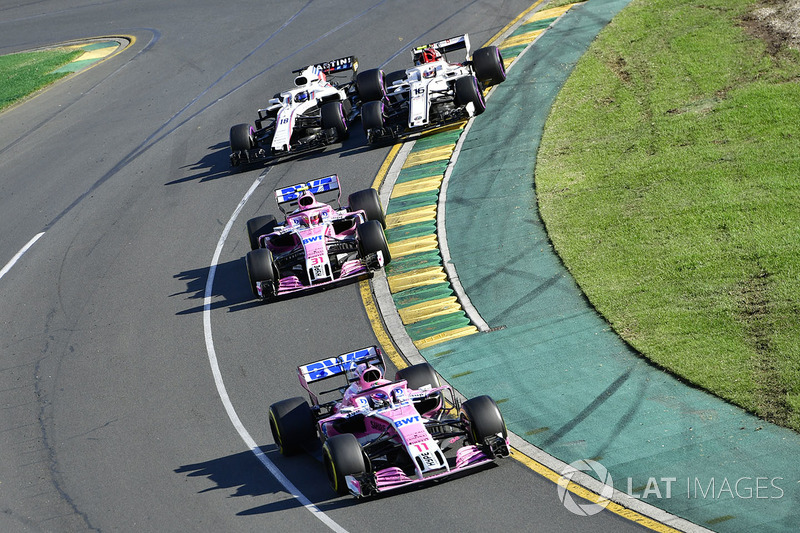 Sergio Perez, Force India VJM11 precede Esteban Ocon, Force India VJM11
