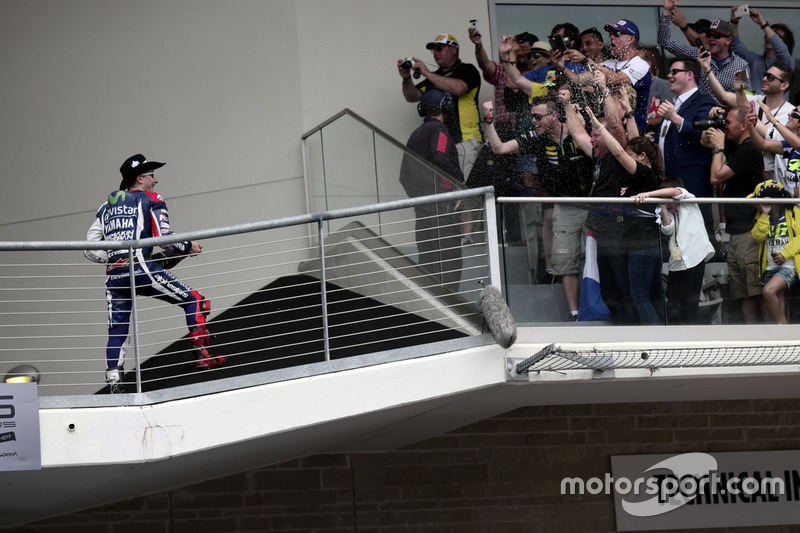 Хорхе Лоренсо, Movistar Yamaha MotoGP, Yamaha святкує із шампанським