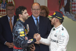 Daniel Ricciardo, Red Bull Racing, und Lewis Hamilton, Mercedes AMG F1
