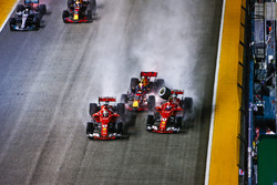 Startcrash: Sebastian Vettel, Ferrari SF70H, Max Verstappen, Red Bull Racing RB13, Kimi Raikkonen, Ferrari SF70H