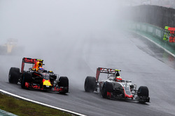 (Зліва направо): Макс Ферстаппен, Red Bull Racing RB12 та Естебан Гутьєррес, Haas F1 Team VF-16 боро
