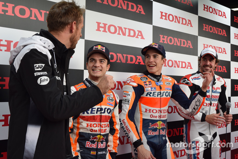 Jenson Button con Dani Pedrosa, Marc Márquez y Fernando Alonso