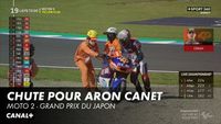 Le leader de la course Arón Canet chute
