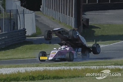 Video: İtalya Formula 4 şampiyonasındaki ilginç kaza