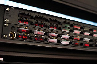 La Fórmula uno no cambia sus reglas sobre la "radio"