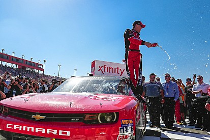 Harvick se lleva la victoria en Fontana