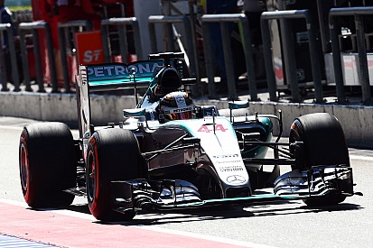 Hamilton regresa y manda