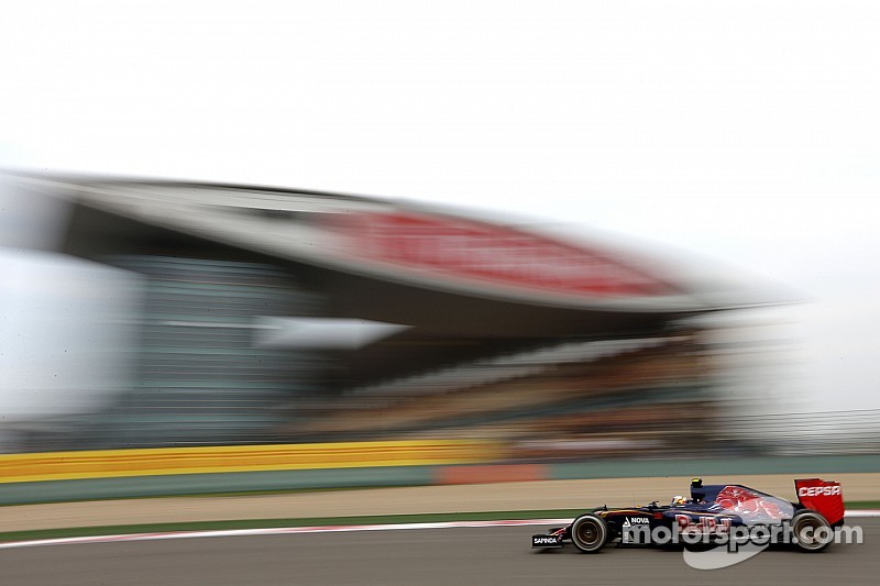 Пилотам Toro Rosso помешали красные флаги